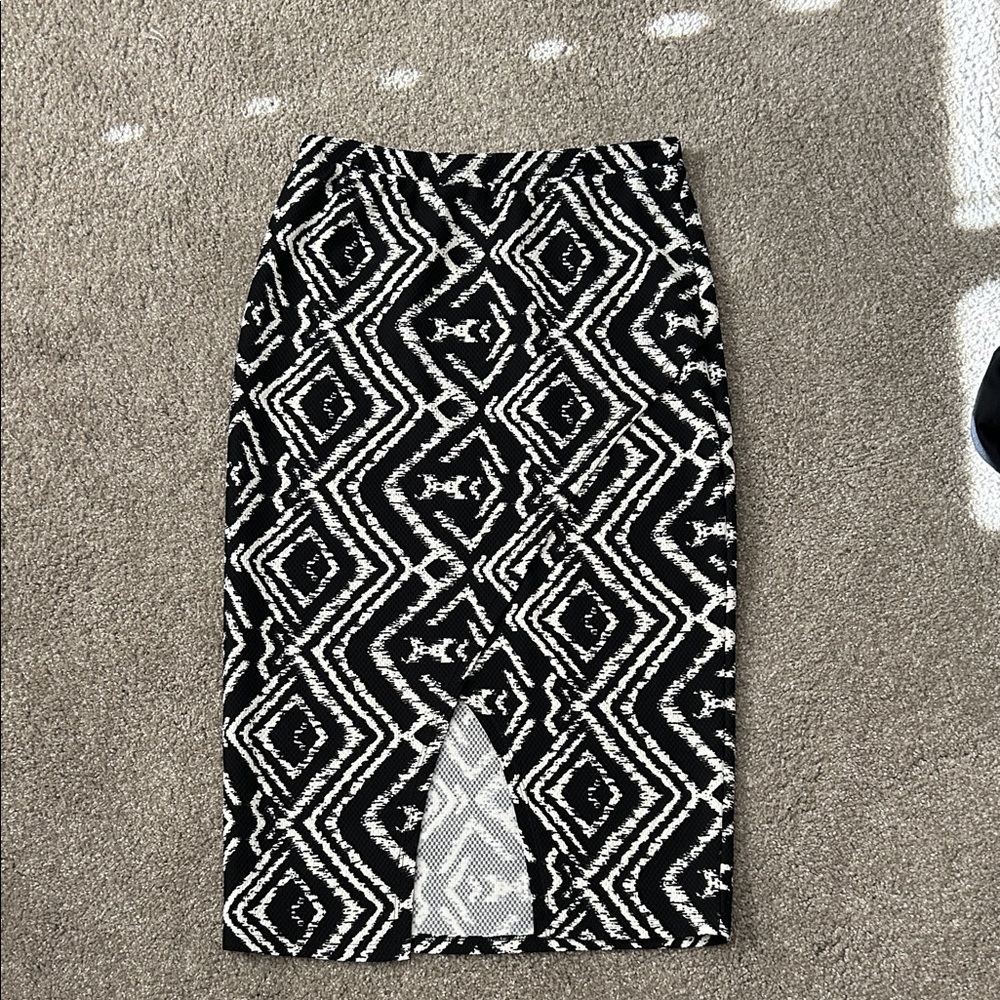 Bobeau Black and White Geometric Patterned Skirt